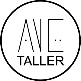 Logo circular con el texto "AVE TALLER" en letras mayúsculas. Las letras "A" y "E" están estilizadas con un diseño moderno y minimalista.